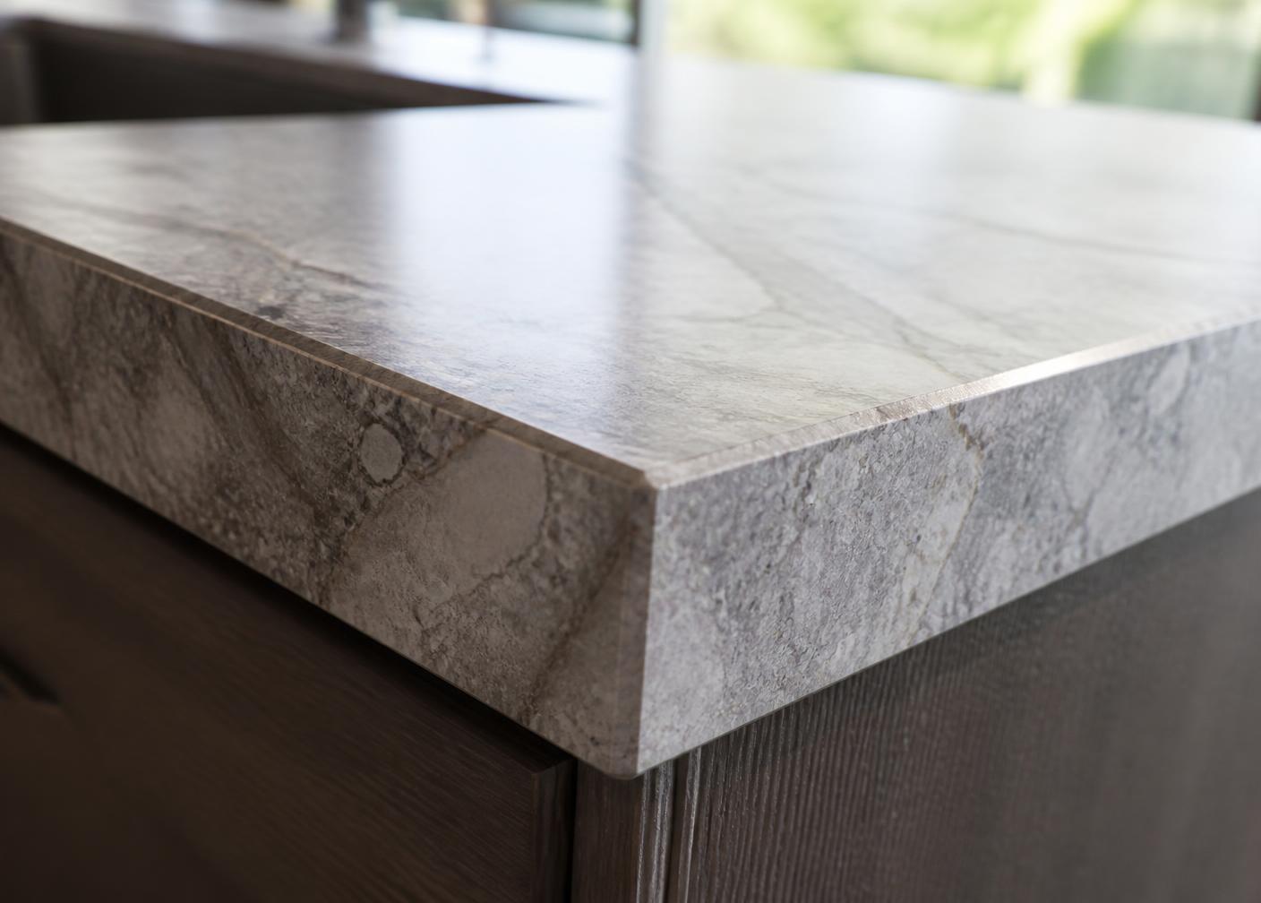 Detail van een greeploze keukenlade met soft-close