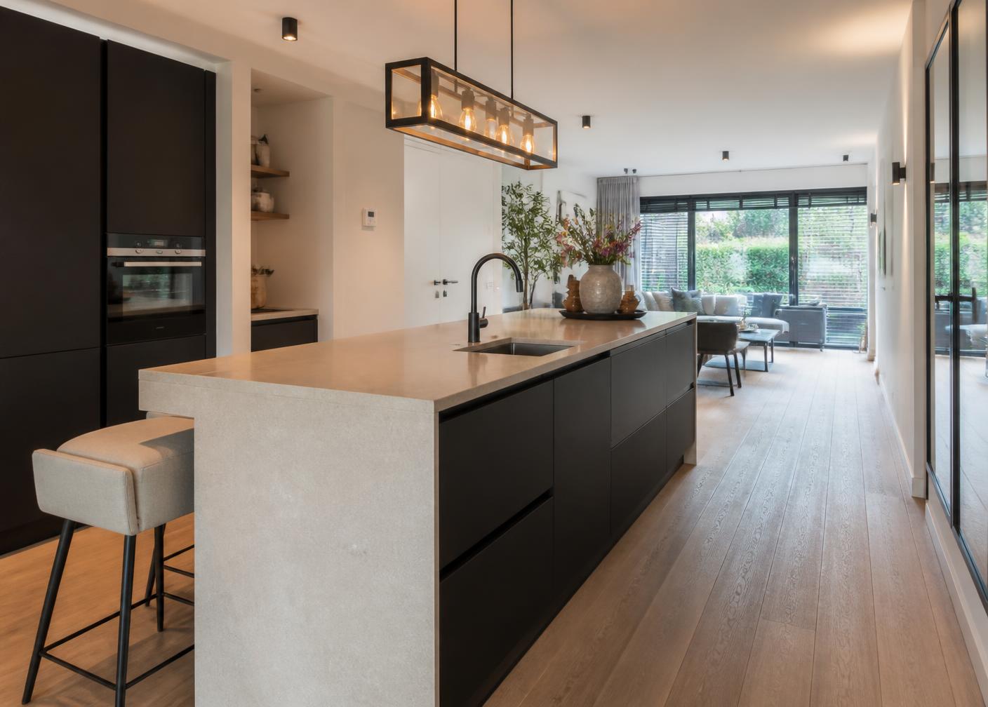 Open keuken met eiland die overloopt in de woonkamer