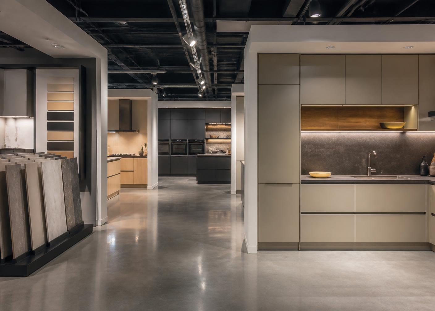 Showroom in Zaandam met complete keukenopstellingen