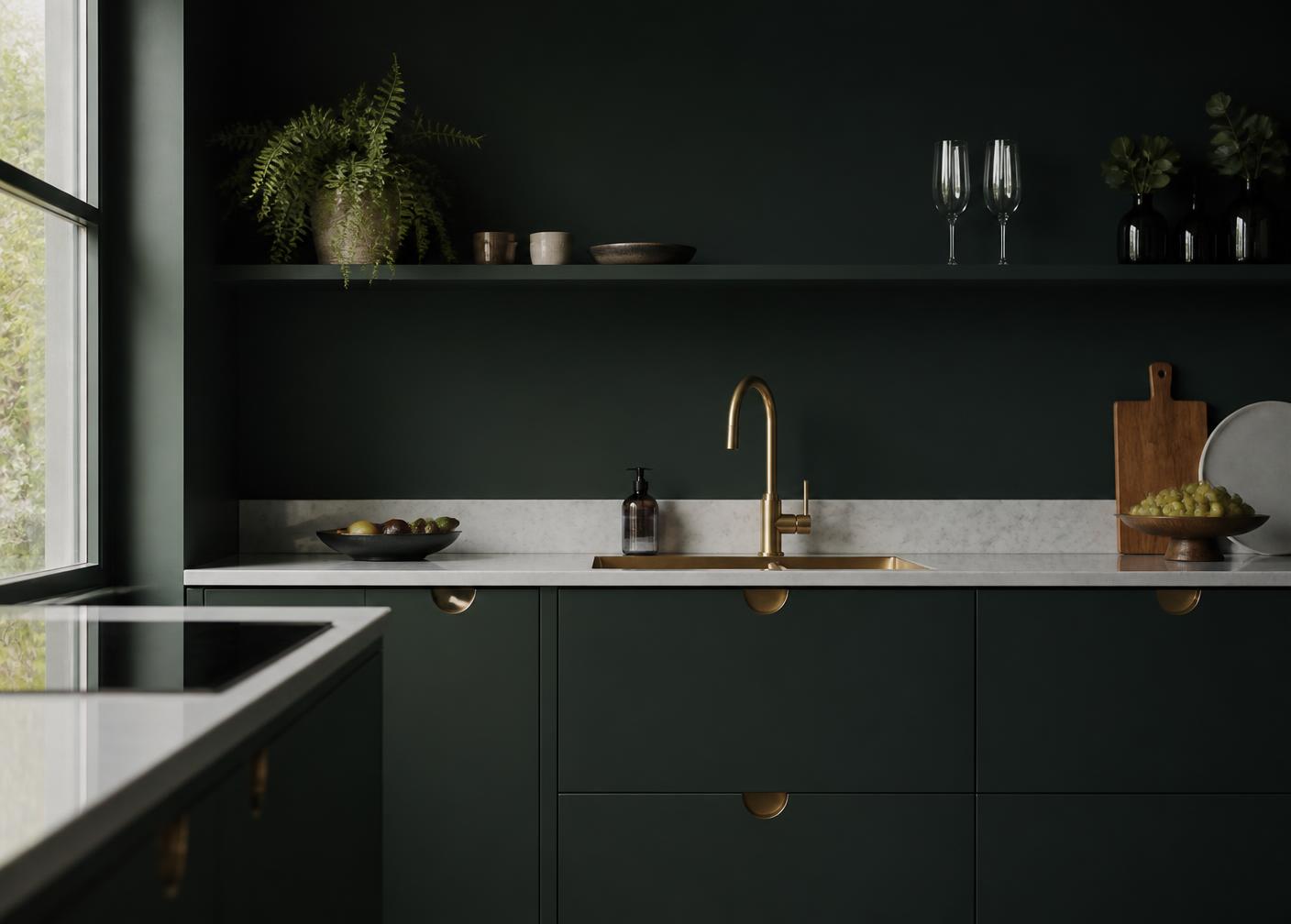 Keuken in flessengroene matte lak met messing grepen
