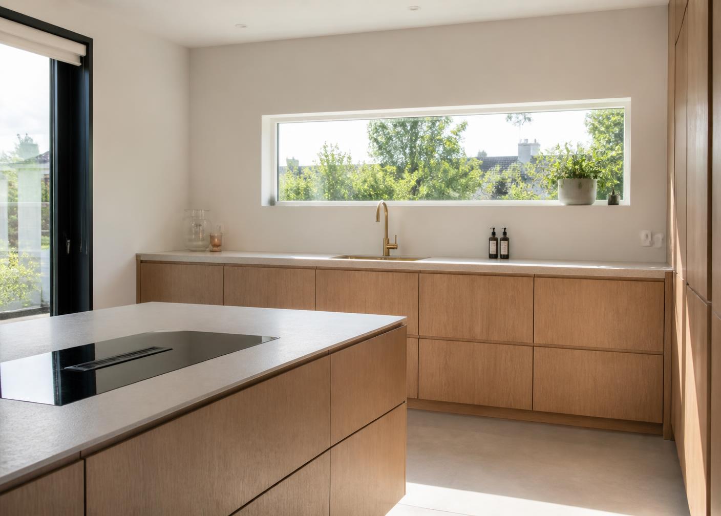 Keuken met warm eiken fineer en zachte belijning