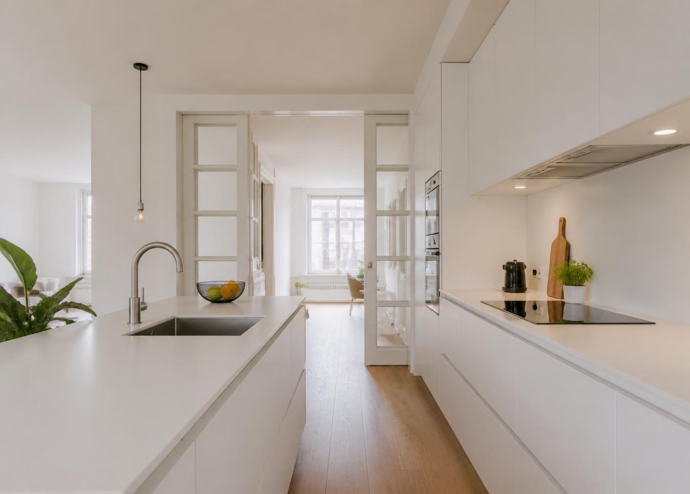 Lichte greeploze keuken met wit werkblad